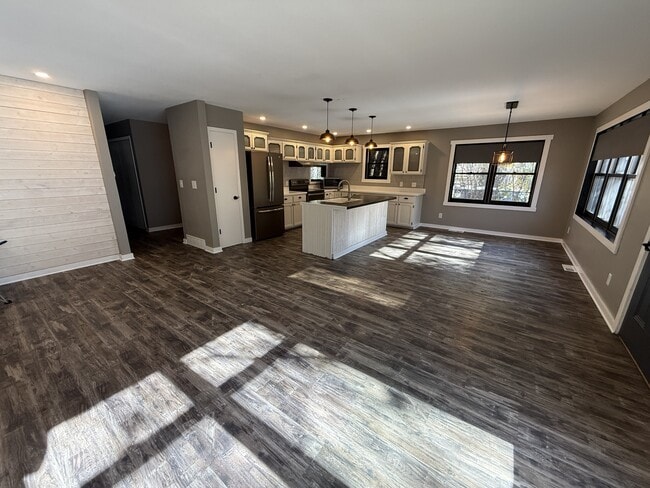 Primary Photo - 2004 1st Ave S