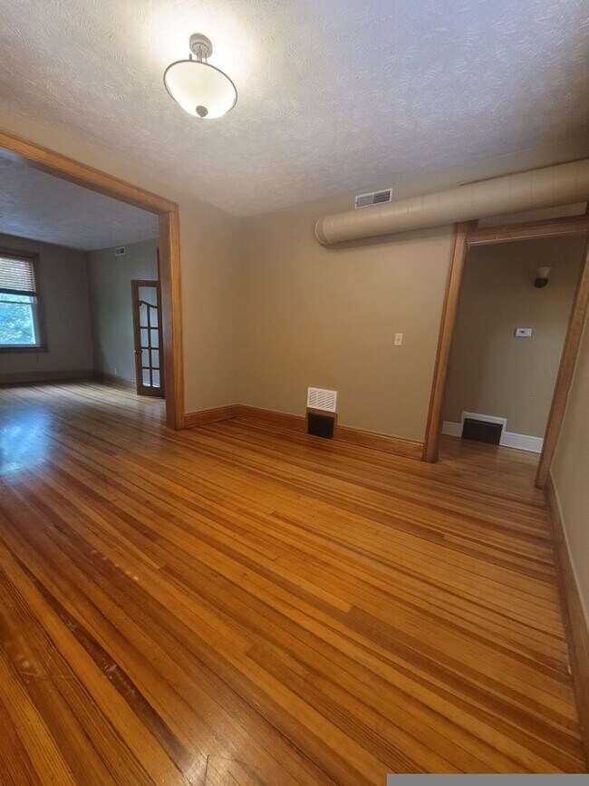 Building Photo - Beautiful 2 Bedroom Townhouse!