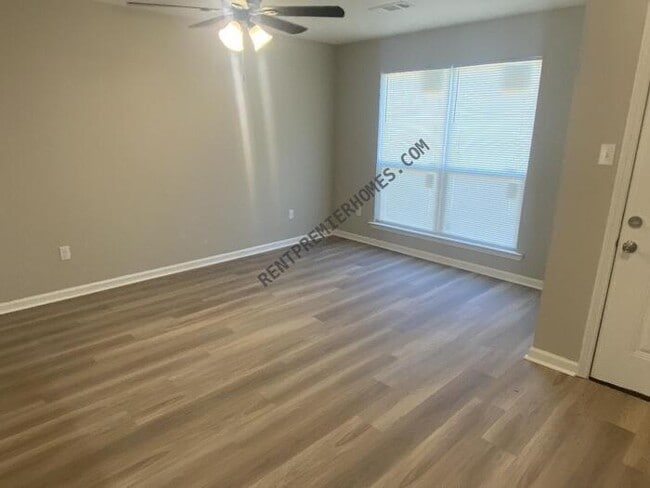 Building Photo - 1311 Lee Mac Dr