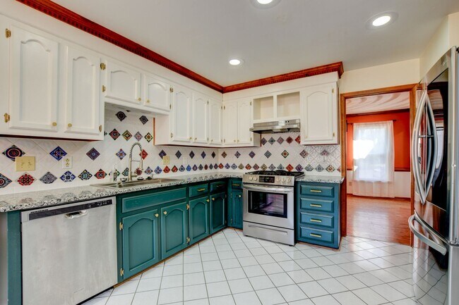 Building Photo - 412 Saddle Ct