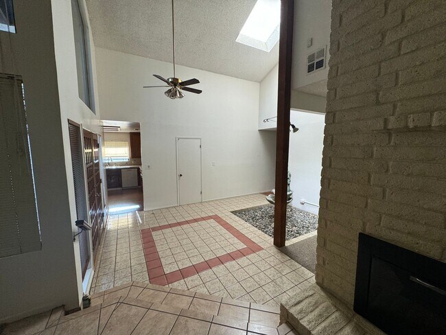 Building Photo - Condo in Southwest Bakersfield