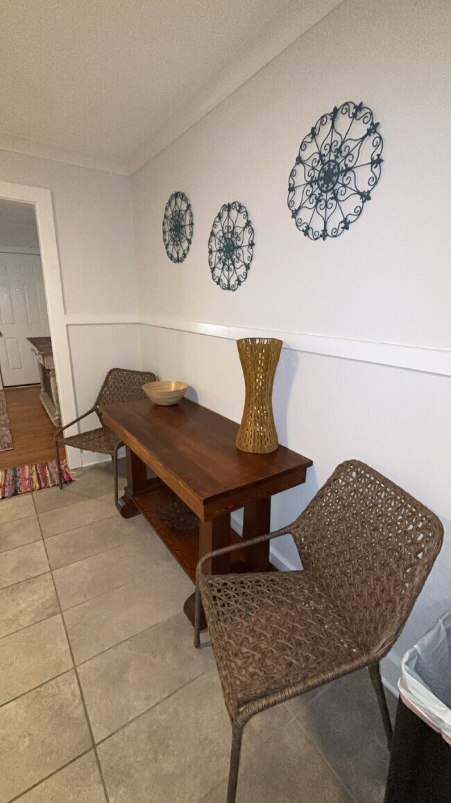 Building Photo - Furnished One Bed in Belhaven