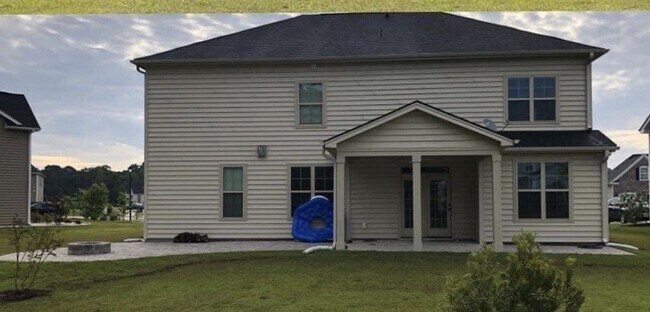 Building Photo - 5 bedroom 4 bath plus Bonus Room and Much More!!