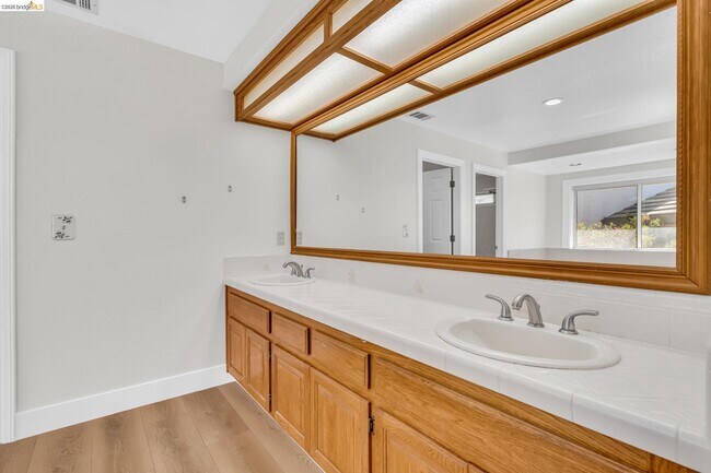 Building Photo - 5650 Edgeview Dr