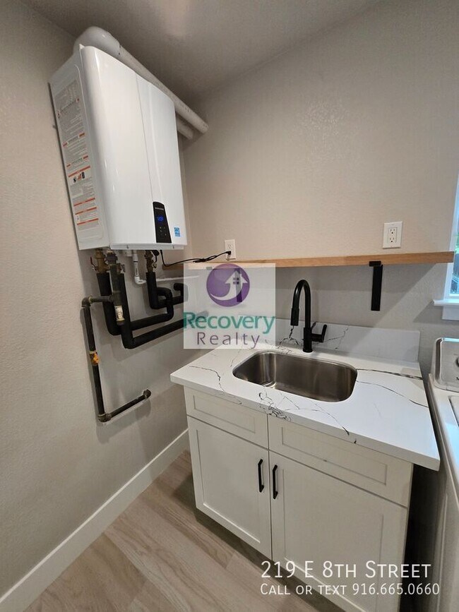 Building Photo - 219 E 8th St