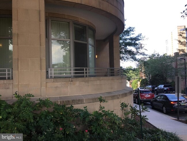 Building Photo - 8220 Crestwood Heights Dr