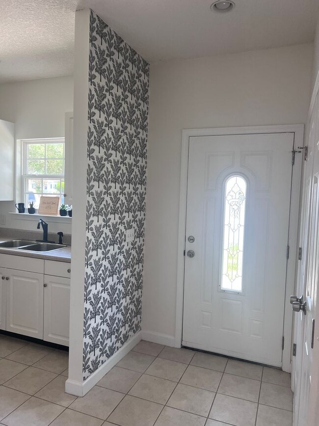 Building Photo - Newly renovated 2 bedroom, 2 bathroom condo coming soon!