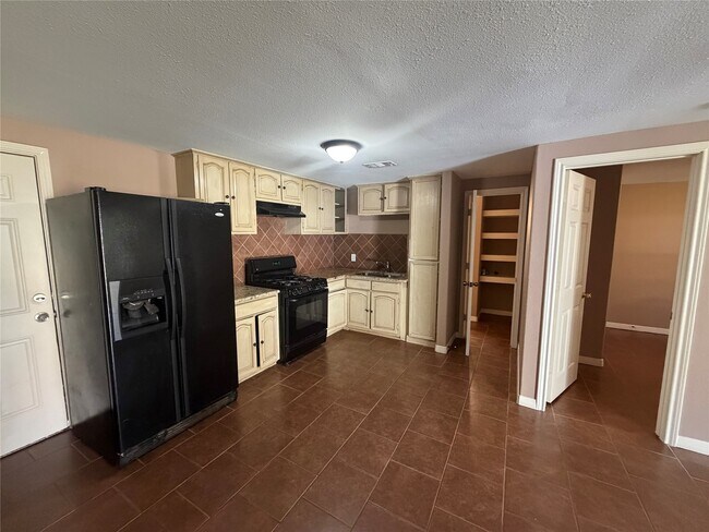 Building Photo - 1720 Roxella St