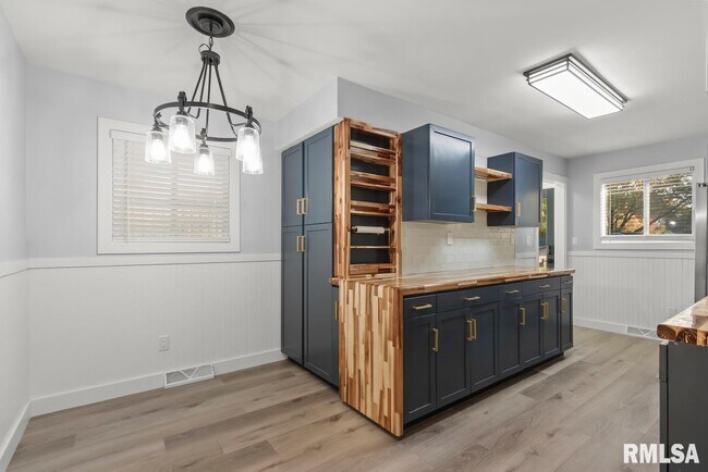 Building Photo - 1900 E Knox St