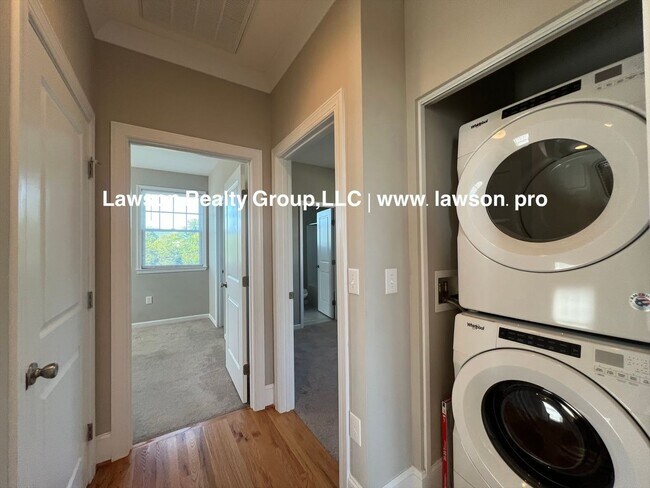 Building Photo - Upscale Three Bedroom in Colonial Green with Garage