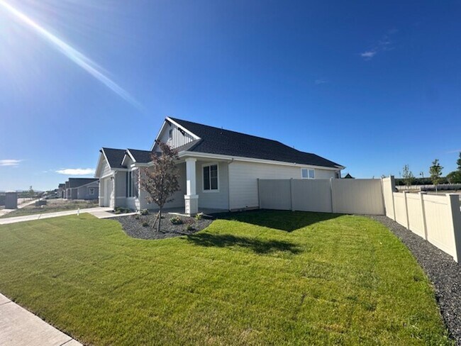 Building Photo - Beautiful 2 year old home available soon!