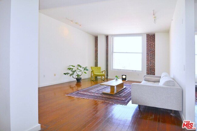 Building Photo - 257 S Spring St