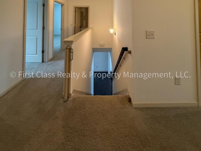 Building Photo - 565 Park View Drive