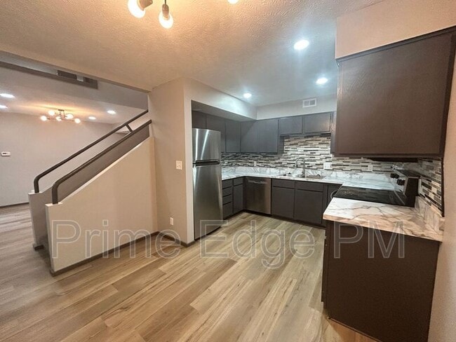 Building Photo - 1841 Ridgehaven Ct