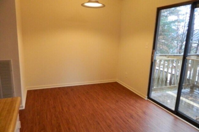 Building Photo - 3 Level Townhouse Near Liberty University