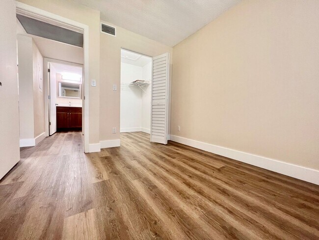 Building Photo - 5309 Summerlin Rd
