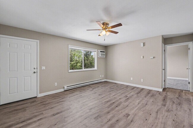 Building Photo - FOR RENT! Beautifully Remodeled 2 Bed/1 Bath Unit – Don’t Miss Out!