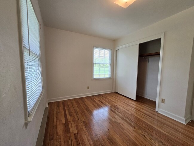 Building Photo - Enjoy Country Living in 3 Bed, 2 Bath, Brick Ranch