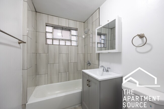 Building Photo - 6719 N California Ave