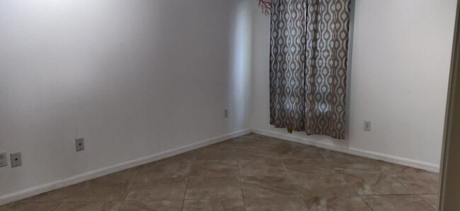 Building Photo - 4 bedroom 2 bath