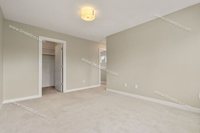 Building Photo - Modern & Spacious 3-Level Townhome with Lu...