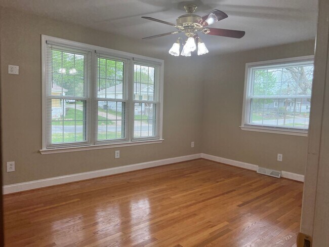 Building Photo - 733 Pine St