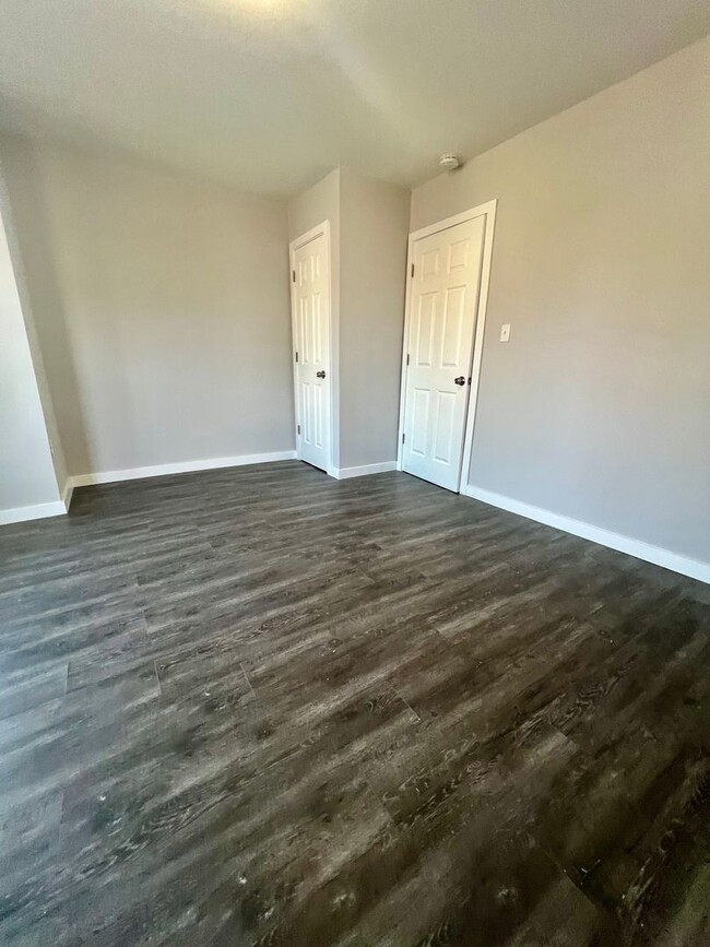 Building Photo - Renovated 4-Bedroom Townhome in Germantown...