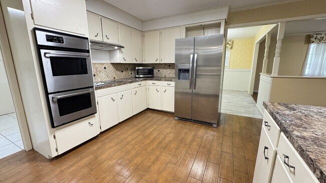 Building Photo - 402 Maridale Dr