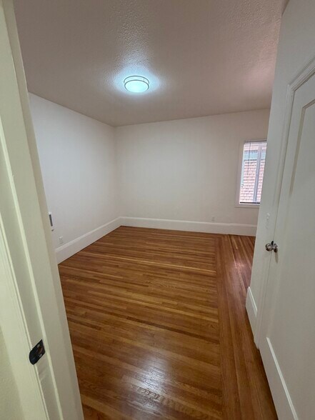 Building Photo - 495 Elwood Ave