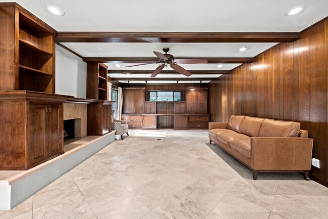 Building Photo - 1342 Skyline Dr