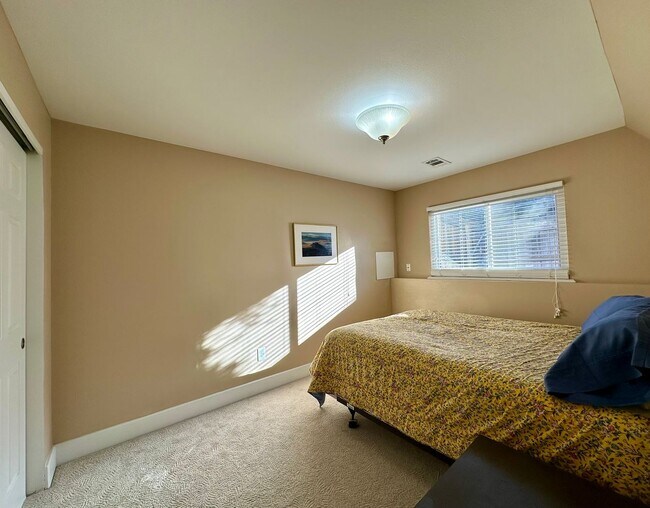 Building Photo - Fully Furnished 4 bedroom 2 bath home is Englewood!!