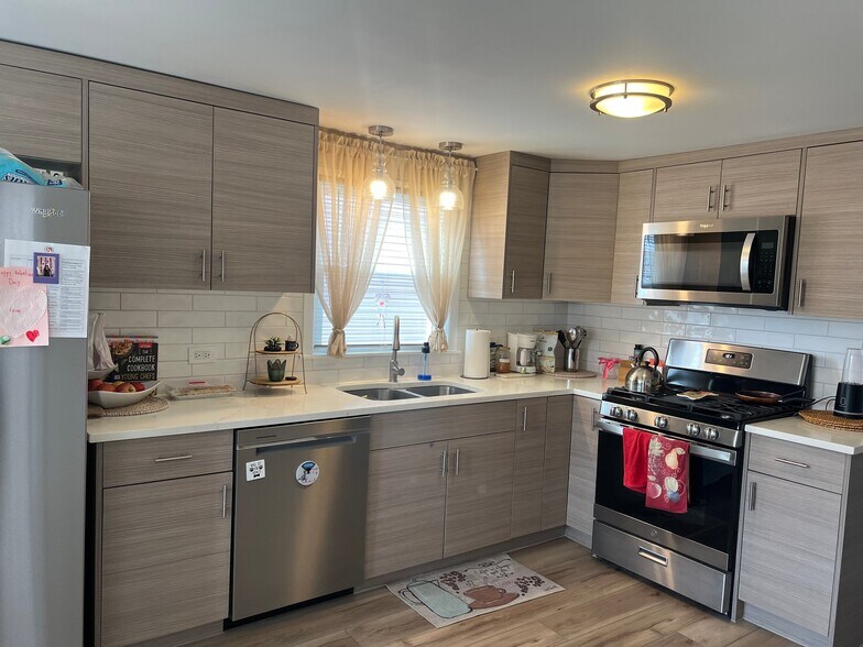 Building Photo - 2539 N 75th Ct