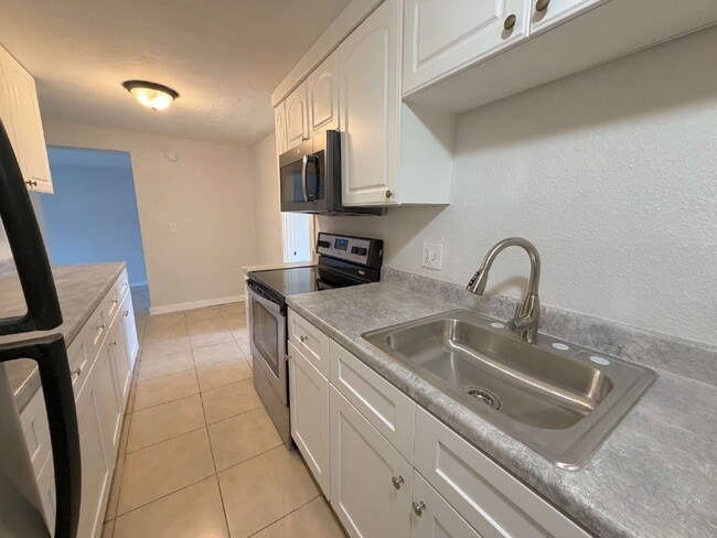 Building Photo - 6651 River Rd