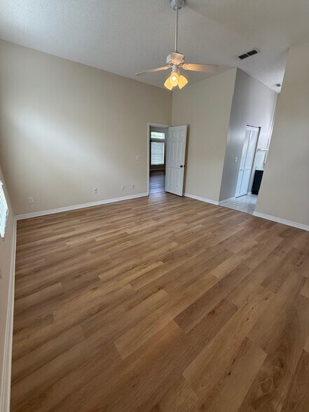 Building Photo - 256 Kingston Dr