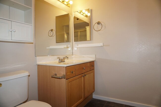 Building Photo - Amazing 2 BD 2 BA Condo in a Gated Community