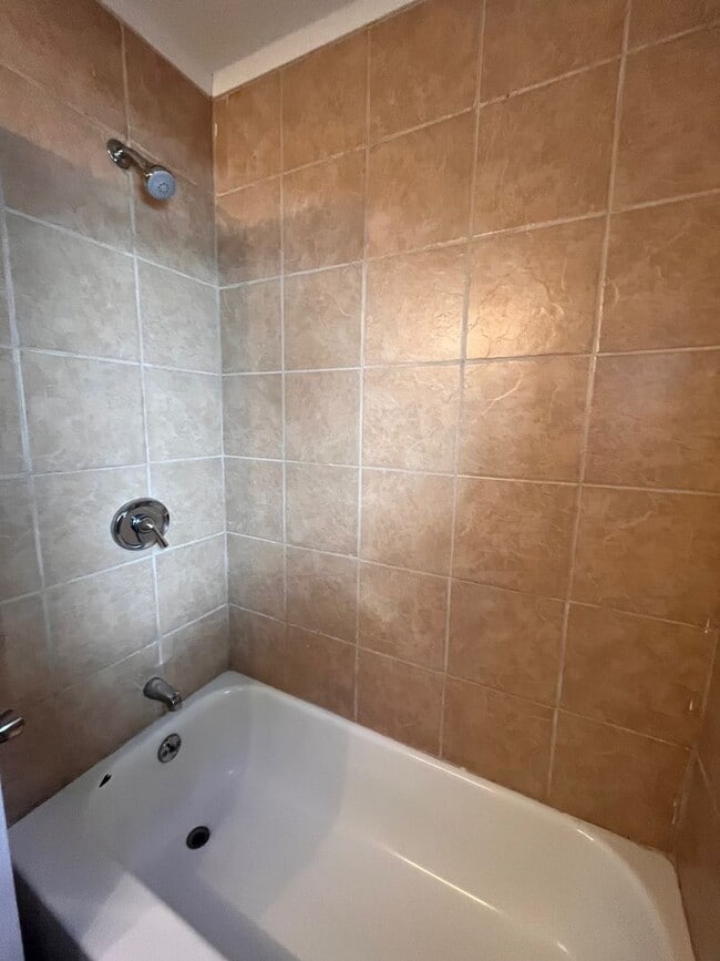 Building Photo - 3 Bedroom 1 Bath House in Davenport!