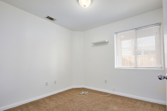 Building Photo - 3 BEDROOM BARSTOW HOME