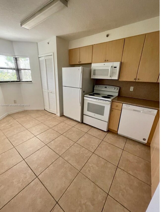 Building Photo - Live in this spacious 2 bedrooms, 2 full bathrooms unit in The Courts at Bayshore II