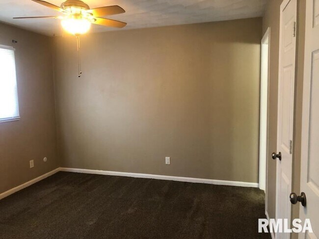 Building Photo - 1326 E 38th St