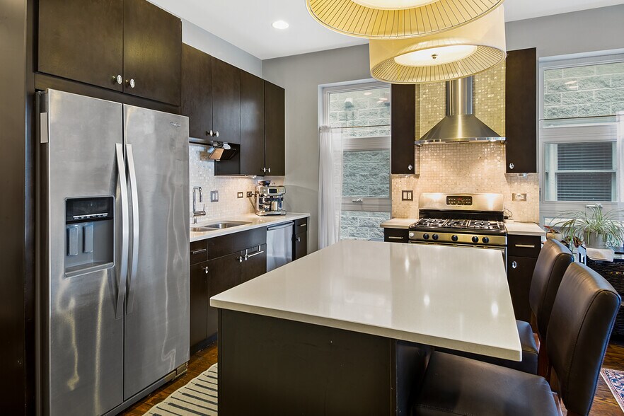 Building Photo - 2339 N Leavitt St