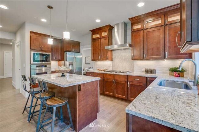 Building Photo - Beautiful 5 Bedroom 4 Bathroom Home in Lake Forest Park!