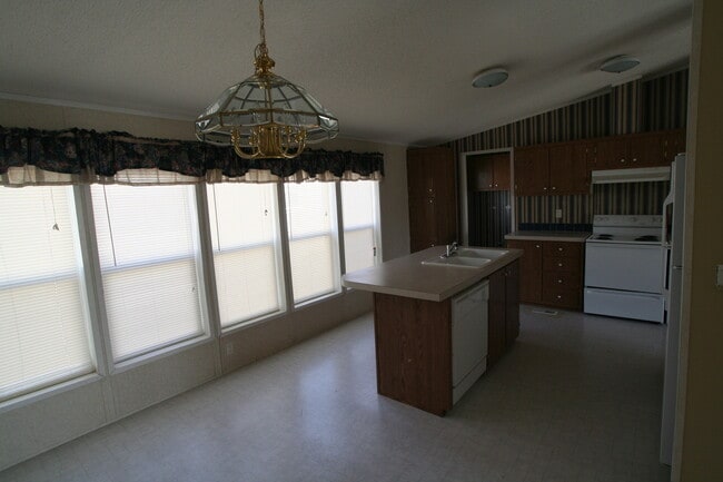 Building Photo - 3 bedroom in centralized location