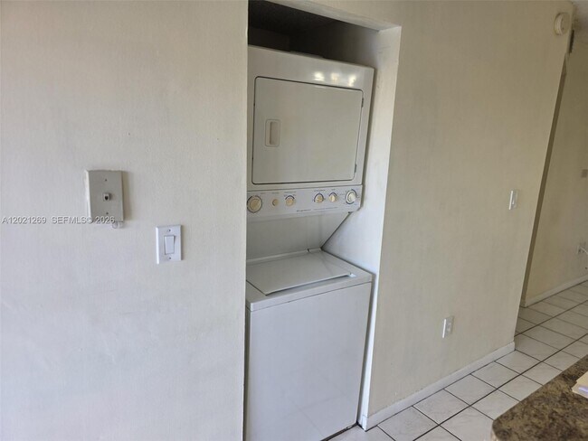 Building Photo - 5560 W 21st Ct