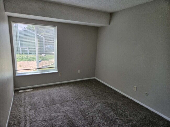 Building Photo - Spacious 3 Bedroom End Unit Townhome Close To Everything!