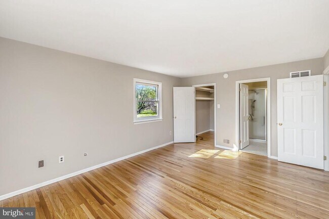 Building Photo - 60 Paul Cir