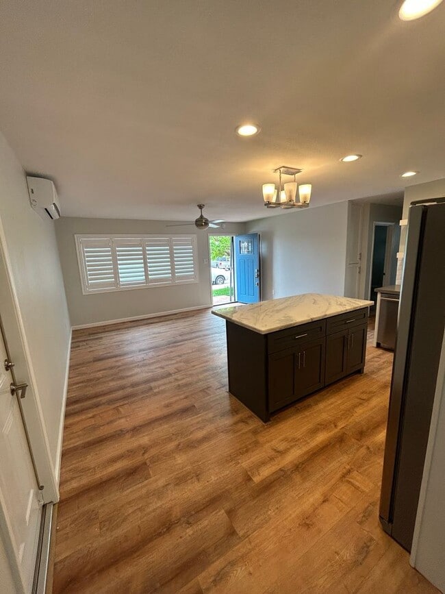 Building Photo - Beautiful 3 Bedroom/2 Bath Single Family H...