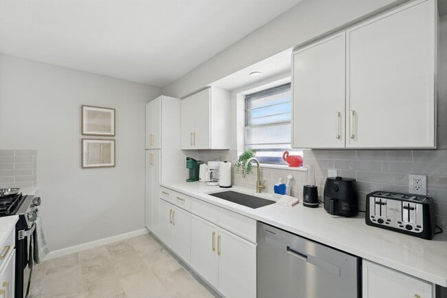 Building Photo - Luxury 5-Bedroom Retreat with Pool & Game Room