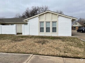 Building Photo - Stunning 3 Bed 2 Bath duplex