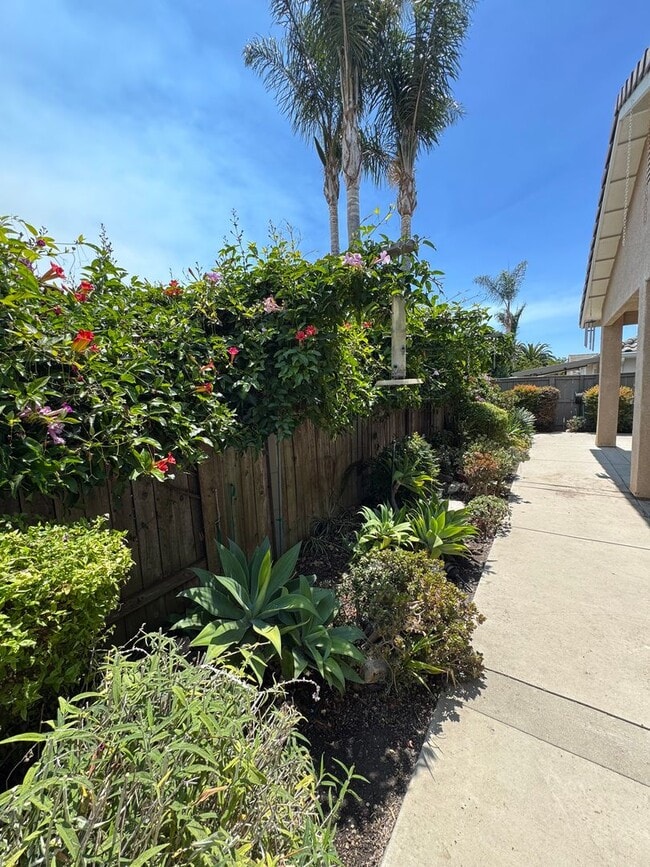 Building Photo - 4 Bed 2 Bath Charming and Well-Cared-For H...