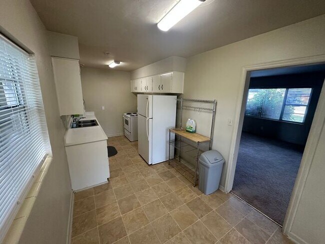 Building Photo - Beautiful 3 bedroom, 2 bath home located i...
